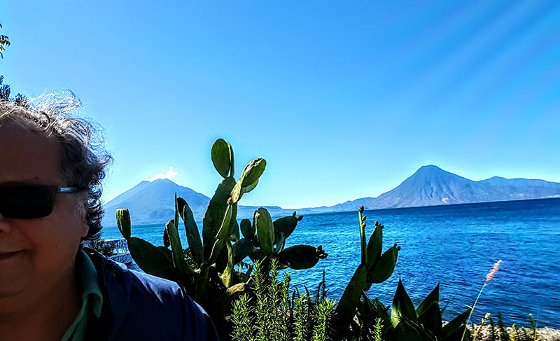 Imagen: Lago de Atitlán, desde el poblado de Panajachel, Guatemala. Fotografía de la colección personal del autor. 