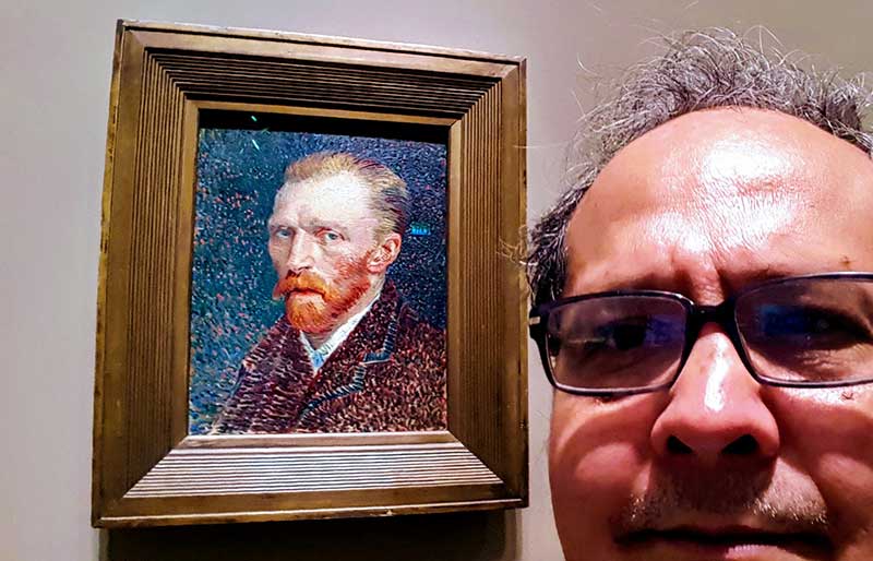 Imagen: Frente a un autorretrato de Van Gogh en el Museo “Art Institute of Chicago”. Fotografía de la colección personal del autor. 