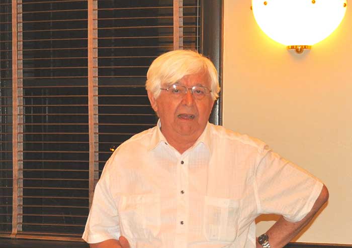 Imagen: el académico y autor Dr. Justo Alarcón ofreciendo una charla en Arizona State University-Tempe.  Del archivo personal del autor.