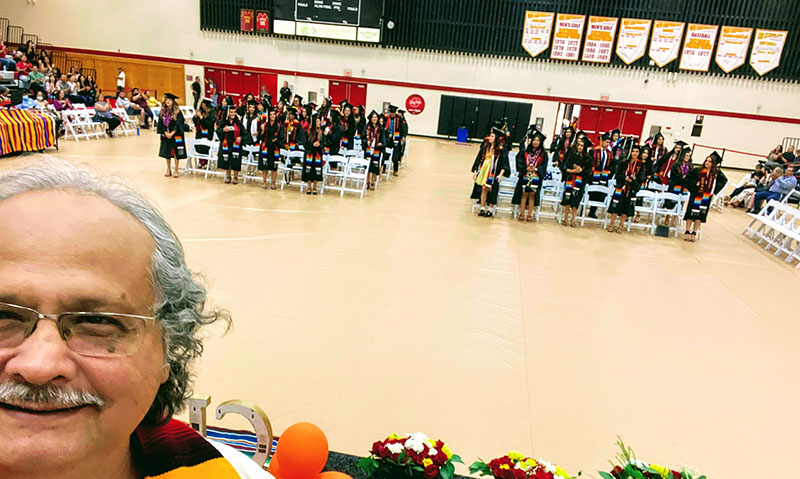 Imagen: Durante la ceremonia de graduación chicanx en la Fitzpatrick Arena de CSU-Stanislaus. Foto del archivo personal del autor.