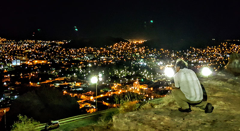 Imagen: Observando el panorama nocturno desde el Cerro de la Campana en Hermosillo, Sonora, México. Foto del archivo personal del autor. 