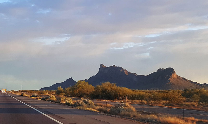 Imagen: “Picacho Peack”, autopista 10, entre Phoenix y Tucson, Arizona. Foto de la colección personal del autor