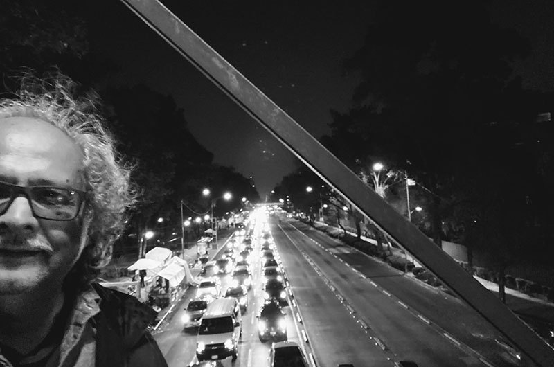 Imagen: Anochecer sobre un puente peatonal en Ciudad de México. Foto de la colección personal del autor. 