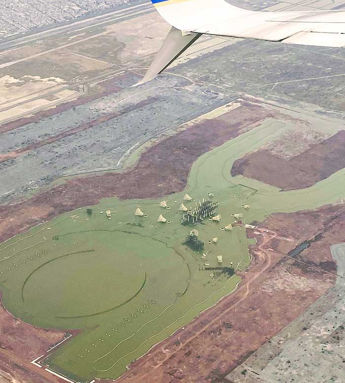 restos de la fallida construcción de un nuevo aeropuerto en el lago de Texcoco de la ciudad de México. Imagen tomada por el autor