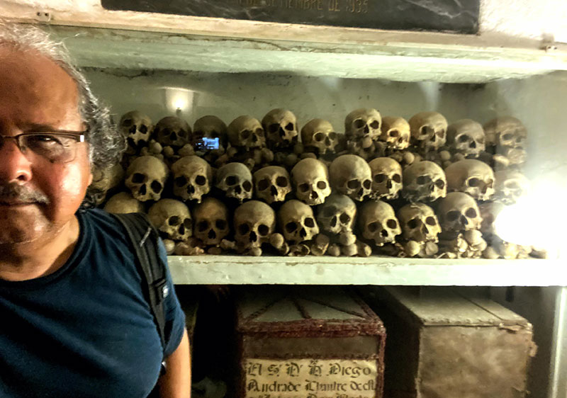 Imagen: Calaveras en las criptas de la Catedral de Lima, Perú. Foto de la colección personal del autor.