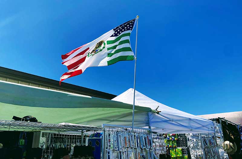 Imagen: Bandera binacional en El Rematito, tianguis en Modesto, California. Foto del archivo personal del autor.